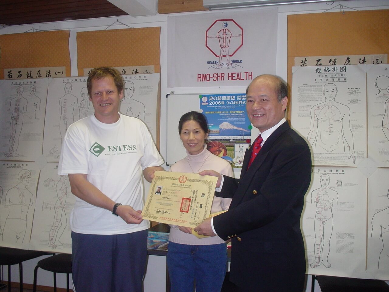 Dr. Thonet M. S. Chen und Agnes mit Kurt Wallner bei der Zertifikat Übergabe