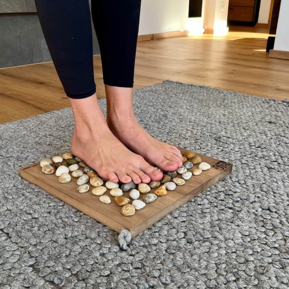 Reflexzonenmassage auf der Fußsohle mit dem Big Foot Vital Board aus Nussholz von Full Balance