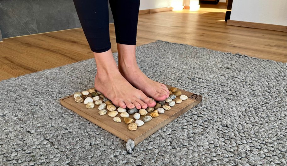 Reflexzonenmassage auf der Fußsohle mit dem Big Foot Vital Board aus Nussholz von Full Balance