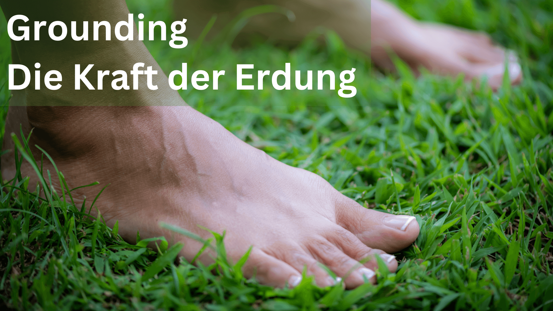 Füße stehen im Gras und nehmen die Energie der Erde auf - Grounding, Erdung