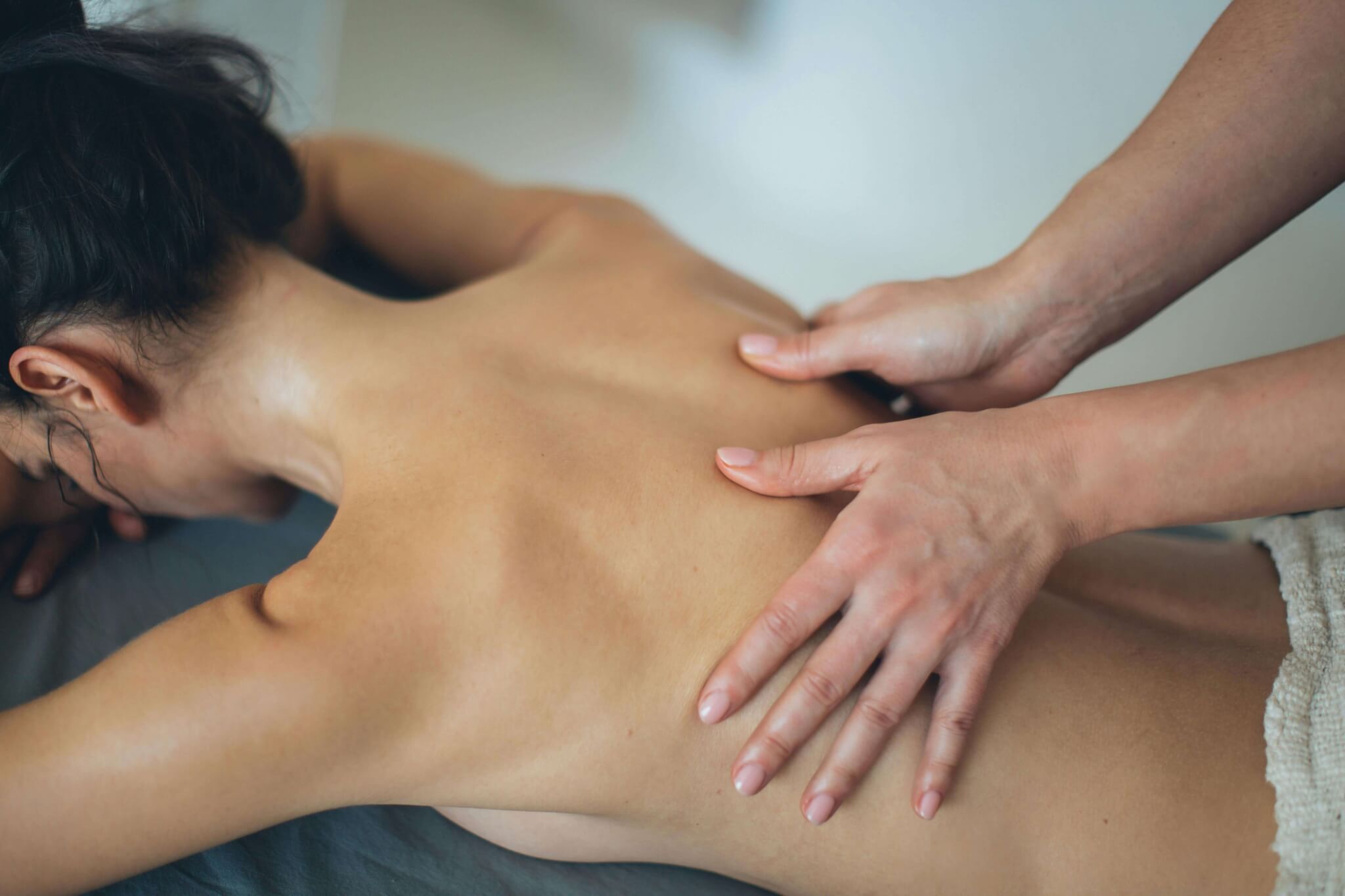 Eine Frau erhält eine Rückenmassage