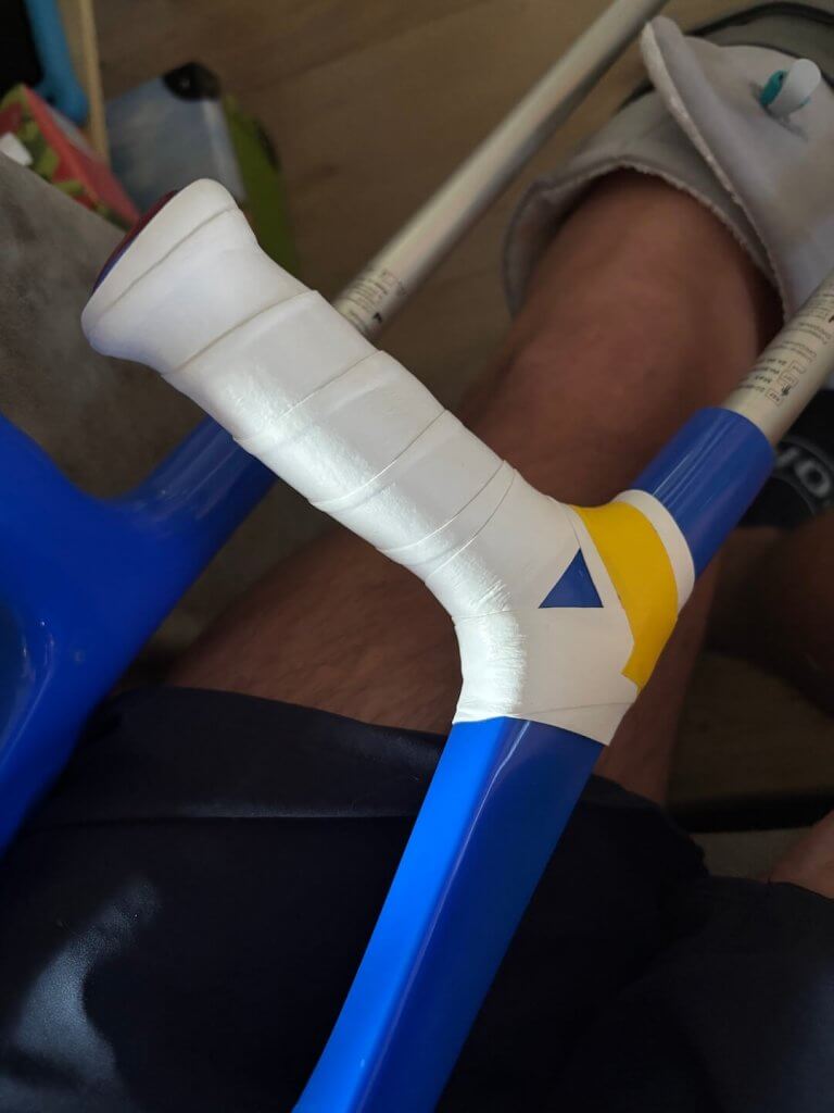 Krücken mit Tennisgriffband zur Optimierung nach Achillessehnenriss OP