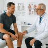 Ein Arzt klärt einen Patienten über Teilriss und kompletten Achillessehnenriss auf