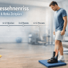 Mann steht mit Orthese nach Achillessehnenriss im Gym und denkt über den Verlauf und Zeitplan seiner Reha nach